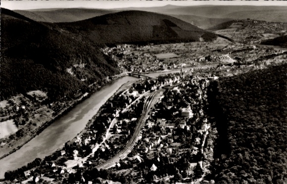 Ak Neckargemünd am Neckar, Luftaufnahme von  Neckarfluss, Hügel, Häuser, Straßen