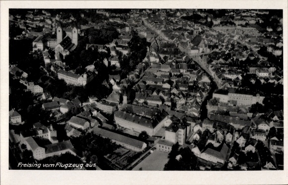 Ak Freising in Oberbayern, Luftaufnahme von  schwarz-weiß, Blick auf die Stadt, Kirchen sichtbar