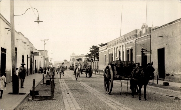 Photo seller of milk on his donkey, the carreta of the water seller