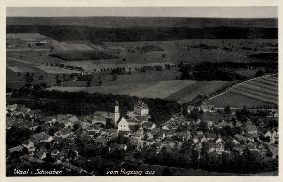 Ak Waal in Schwaben, Luftaufnahme von Waal, Kirche, Felder, Häuser, Landschaft