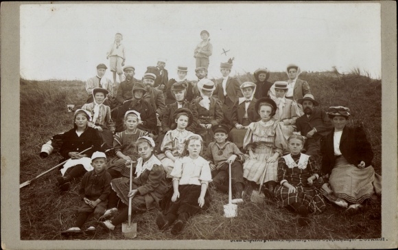 Cabinet photo North Sea resort Borkum in East Frisia, group photo, children with spade