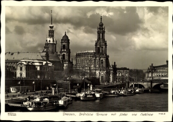 Ak Dresden, Brühlsche Terrasse mit Schloss und Hofkirche, Hahn 10928
