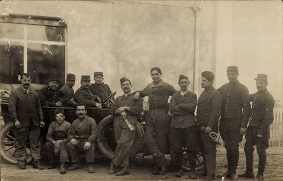 Foto Ak Französische Soldaten, Gruppenbild, Automobil