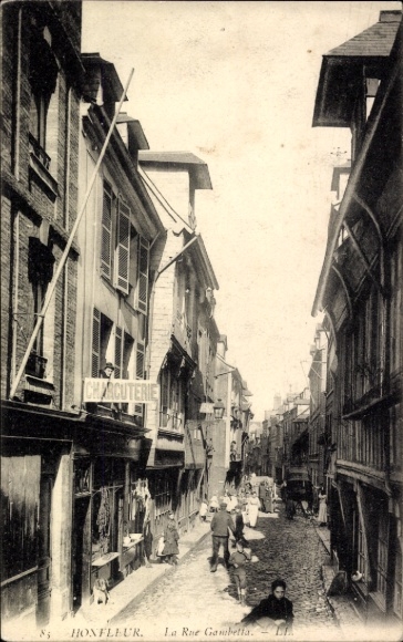 Ak Honfleur Calvados, Gasse in  Schilder, Menschen, alte Gebäude