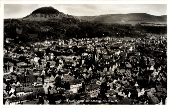 Ak Reutlingen in Württemberg, Panoramablick auf  Achalm, Berge, Stadtansicht