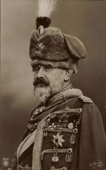 Ak Bayreuth in Oberfranken, Porträt eines Mannes mit Bart und Pelzmütze, der eine Uniform mit ...