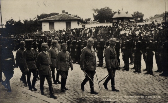 Postcard Konstanza, Field Marshal von Mackensen, inspecting the parade