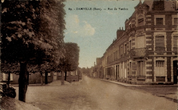 Postcard Damville Eure, Rue de Verdun, quiet street, buildings, trees