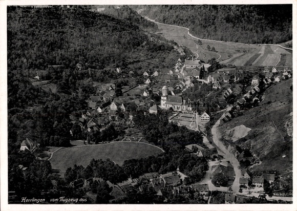 Ak Herrlingen Blaustein in Württemberg, Luftaufnahme von  Landschaft, Häuser, Sportplatz