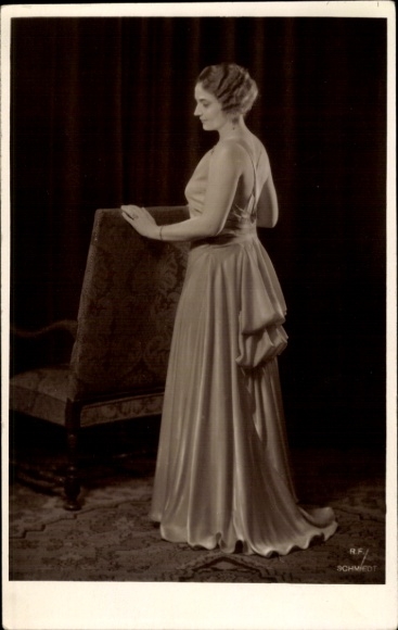 Photo Postcard woman portrait, hairstyle, evening dress
