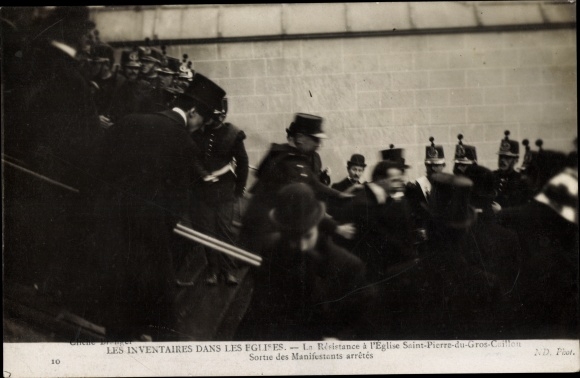 Postcard Paris Palais Bourbon, La Resistance a Eglise Saint Pierre du Gros Caillou, Mantifestants arretes