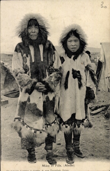 Ak Alaska USA, moeder en dochter in bontjassen