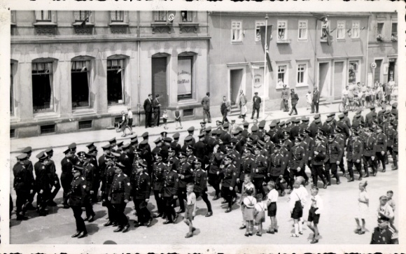 Foto Ak Zöblitz Marienberg im Erzgebirge, Polizei-Parade