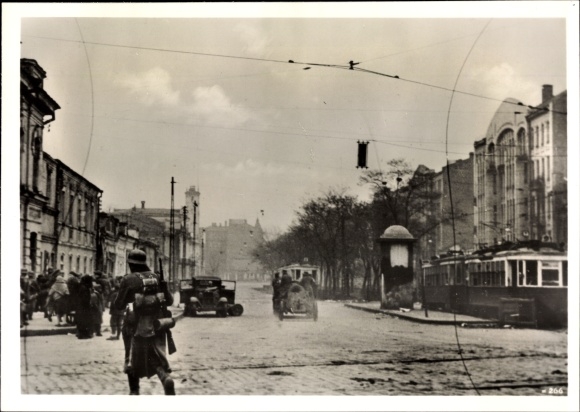 Photo Hoffmann, H., German troops capture Kharkov, Oct. 1941