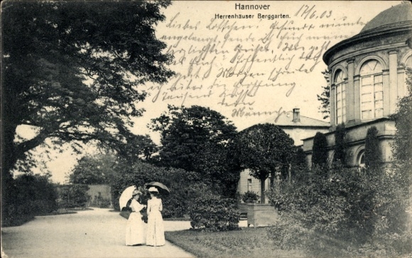 Postcard Herrenhausen Hannover in Lower Saxony, Herrenhausen Gardens, two ladies with parasols
