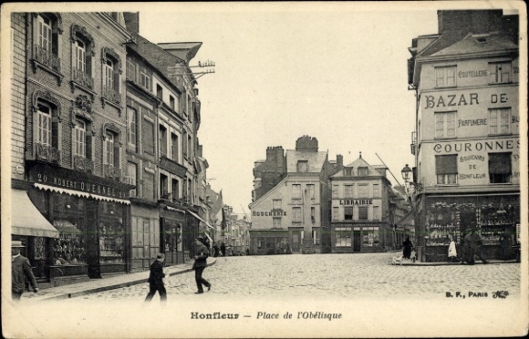 Ak Honfleur Calvados, Platz der Obelisk, Stadtansicht, Geschäfte, Straßenverkehr