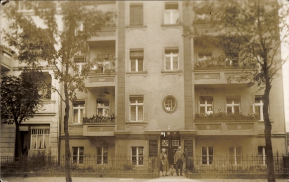 Foto Ak Berlin Pankow Niederschönhausen, Wohnhaus Treskowstraße 44, Anwohner, Sept. 1929