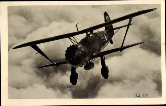 Postcard Deutsche Luftwaffe, Henschel Hs 123, dive combat single seater comes to attack