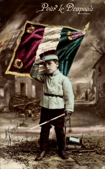 Ak Junge in französischer Uniform, Fahne