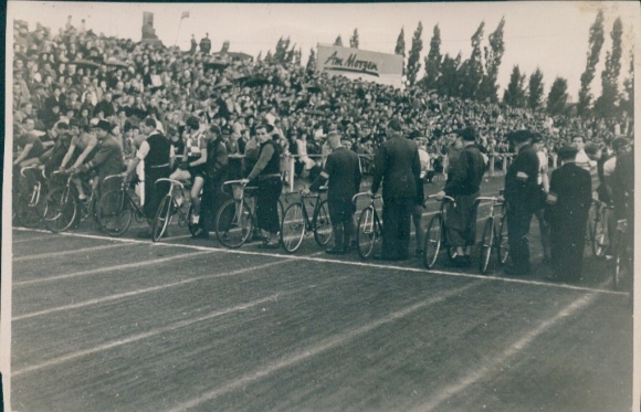 Photo cyclists just before the start, bike race