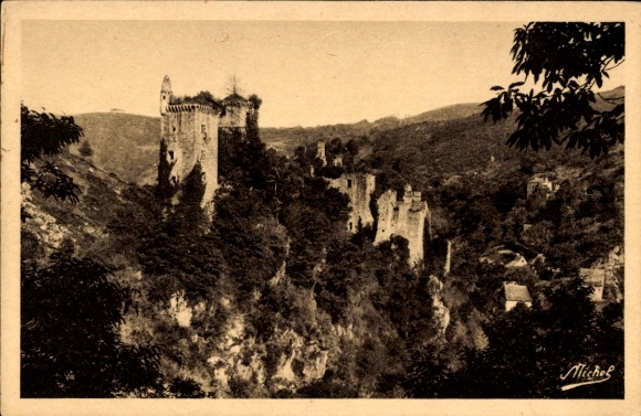 Postcard Ruines Cantal, rocks covered with trees, on top of which a castle ruin