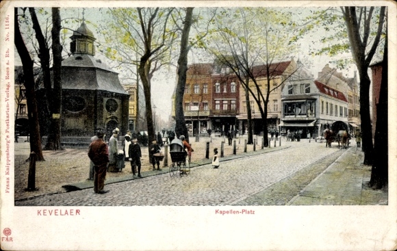 KP Kevelaer nad Dolnym Renem, Kapellen-Platz, ludzie na ulicy, drzewa, budynki