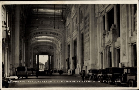 Ansichtkaart Milano Milaan Lombardia, Stazione Centrale, Gallerie delle Carrozze, Arch. Stacchini, auto's