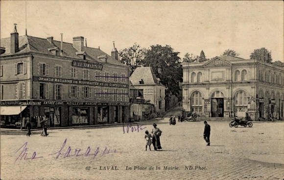 Ak Laval Mayenne,  Place de la Mairie, Gebäude, Verkehr, Kinder