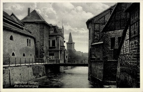 Ak Hettstedt im Südharz, Stadtmauer, Brücke, Wasserweg,  Architektur, Wolkenhimmel