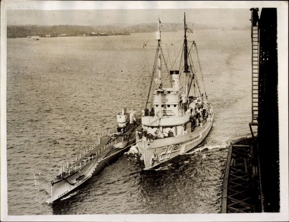 Foto Amerikaanse onderzeeër S.4, stoomboot op sleeptouw, US Navy, basis in New London Connecticut