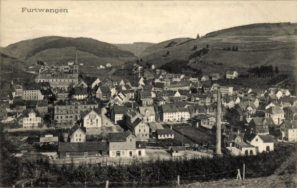 Ak Furtwangen im Schwarzwald,  Stadtansicht, viele Häuser, Hügel im Hintergrund