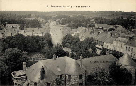 Ak Dourdan Essonne, Blick auf  teilweiser Blick über die Stadt, Landschaft im Hintergrund