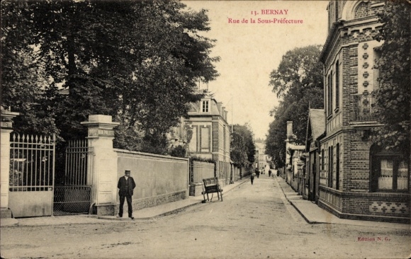 Ak Bernay Eure, Straße mit Bäumen, Zäunen, Gebäuden, Passanten