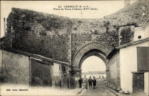Postcard Chemillé Maine et Loire, Gate of the Old Castle, 16th century