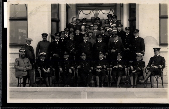 foto Ak Wangerooge, officiersstaf voor de puinhoop in Gerken, Hptm. Bock, Kptltn.Eckerlin, koster