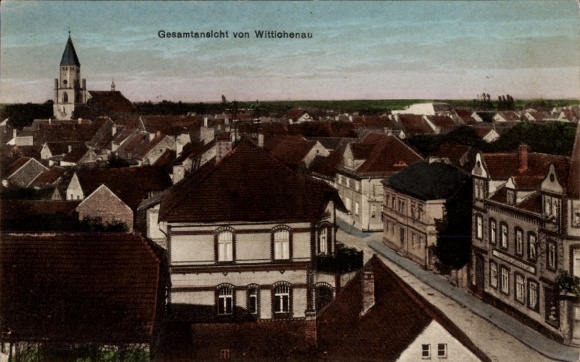 Ak Wittichenau Sachsen, Totalansicht vom Ort, Kirchturm, Straße