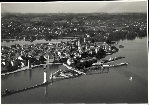 Ak Lindau in Bodensee Schwaben, Fliegeraufnahme vom Ort, Leuchtturm