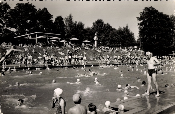 Ak Bad Rothenfelde am Teutoburger Wald, Schwimmbad, viele Badegäste, Schwimmer, Sonnenschirme, Uh