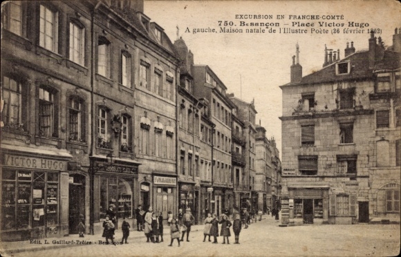 Ak Besançon Doubs, Platz Victor Hugo, Geburtsort von Victor Hugo,  Gebäude, Menschen auf der Stra