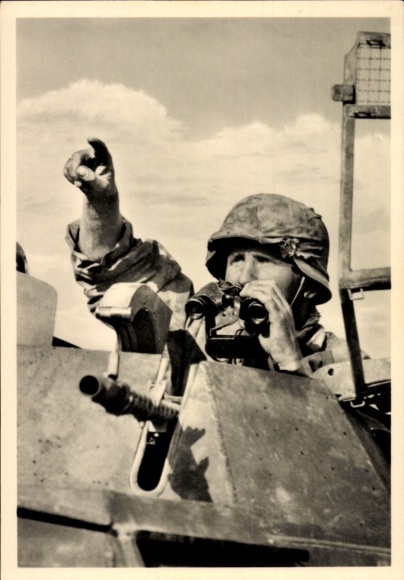 Postcard Waffen SS, tanks attack, tank driver with binoculars gives orders, II. WW