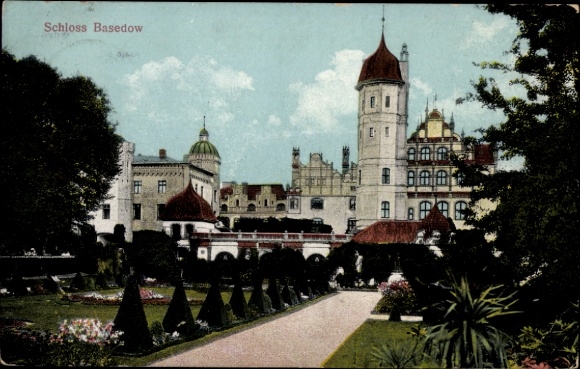Ak Basedow in Mecklenburg, Schloss  Gartenanlage,  Architektur