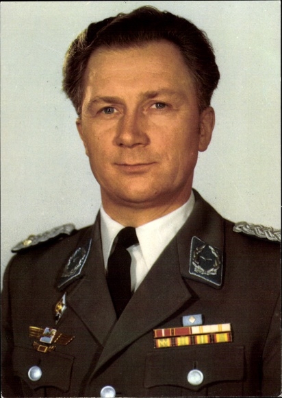 Postcard Cosmonaut Sigmund Jähn, first pilot cosmonaut of the GDR, portrait