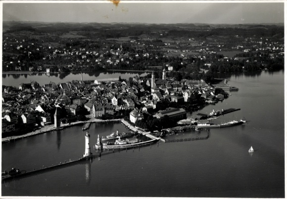 Ak Lindau in Bodensee Schwaben, Fliegeraufnahme vom Ort, Leuchtturm
