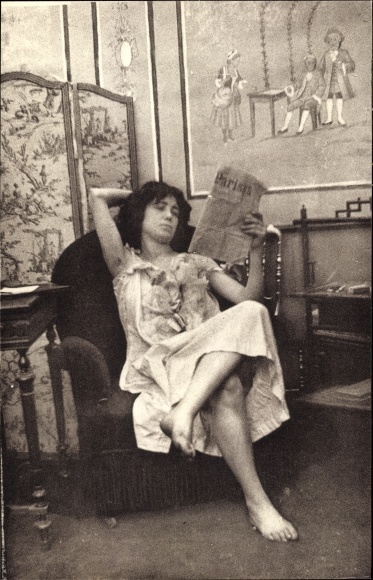 KP Parisiennes fin de siecle, kobieta w bieliźnie czytająca gazetę, fotel