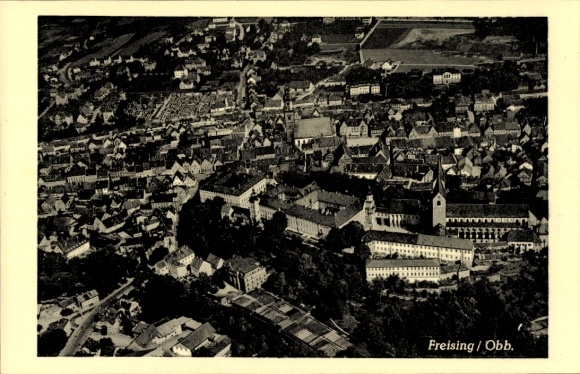Ak Freising in Oberbayern, Luftaufnahme von  Kloster, Stadtansicht, alte Gebäude, Kirchen