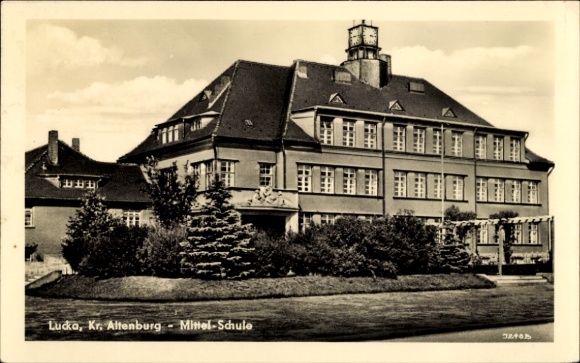 Ak Lucka im Altenburger Land, Mittel-Schule, Gebäude mit Uhr, Gartenanlagen