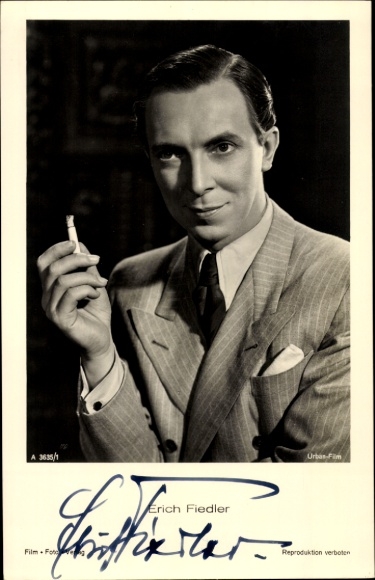 Postcard actor Erich Fiedler, portrait with cigarette, autograph