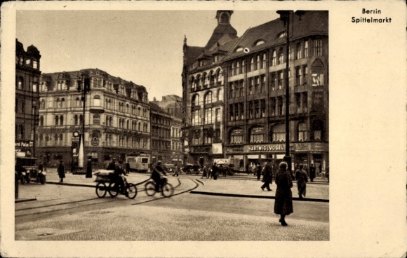 KP Berlin Mitte, widok na Spittelmarkt, przechodnie, sklepy, Hartwig i Vogel