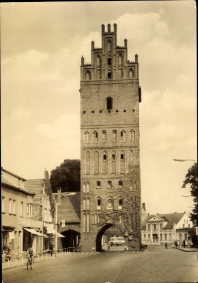 Ak Anklam in Mecklenburg-Vorpommern, stenen poort, historische toren, oude gebouwen, park, wolken