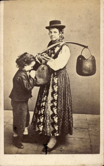 CdV water carrier in traditional costume, portrait with child